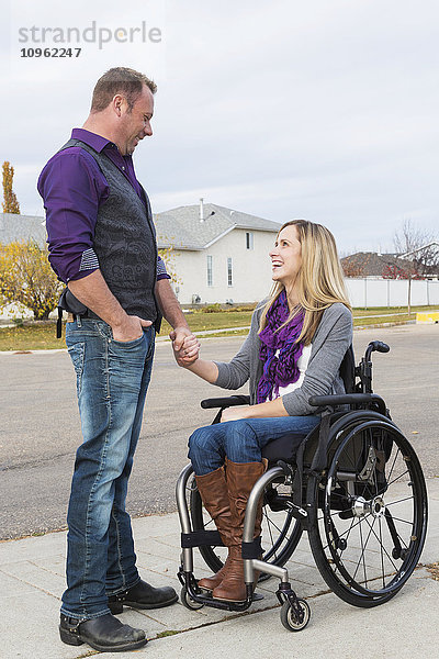Mann und Frau mit Behinderung verbringen Zeit miteinander im Freien; Spruce Grove  Alberta  Kanada