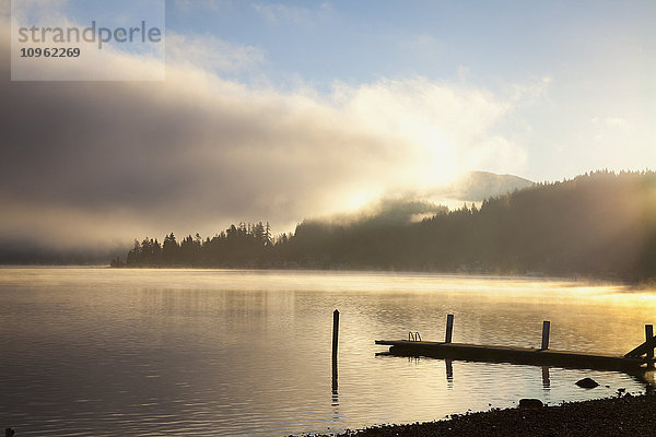 Lake Whatcom bei Sonnenaufgang; Bellingham  Washington  Vereinigte Staaten von Amerika'.