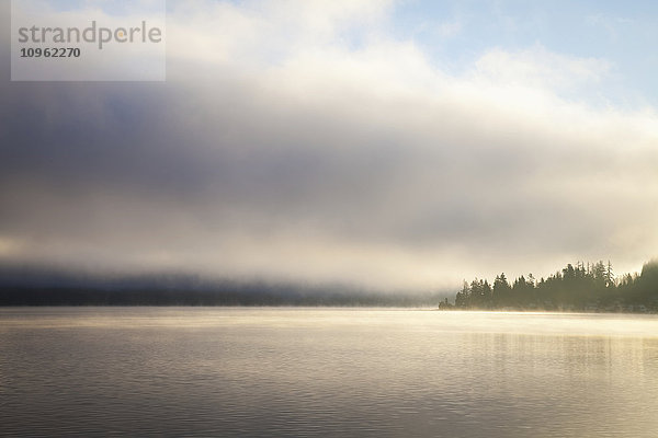 Niedrige Wolken und Nebel am Lake Whatcom bei Sonnenaufgang; Bellingham  Washington  Vereinigte Staaten von Amerika'.