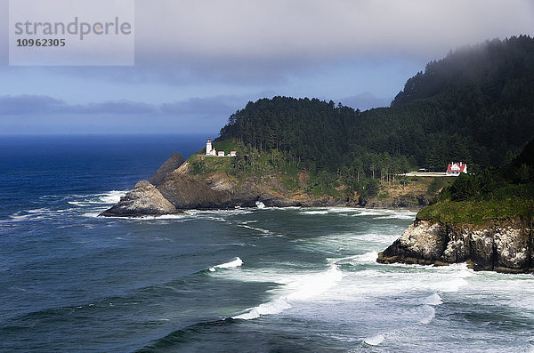 Cape Perpetual Lighthouse thront über den Klippen an der Küste von Oregon; Oregon  Vereinigte Staaten von Amerika'.