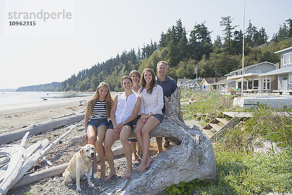 Porträt einer Familie am Strand; Whidbey Island  Washington  Vereinigte Staaten von Amerika'.
