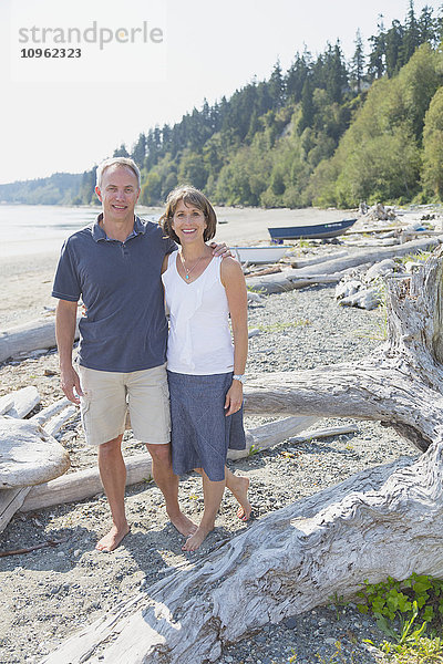 Porträt eines Paares am Strand; Whidbey Island  Washington  Vereinigte Staaten von Amerika'.