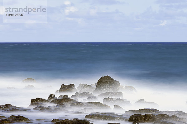 Langzeitbelichtung der Brandung entlang des Kealia Beach; Kapaa  Kauai  Hawaii  Vereinigte Staaten von Amerika'.