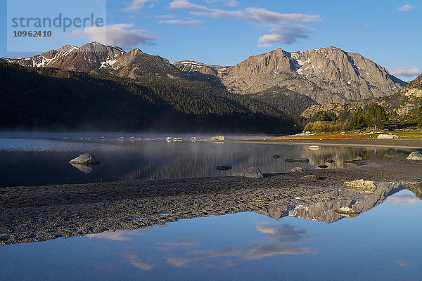 Aussicht auf den June Lake bei Sonnenaufgang im Mono Basin in den östlichen Sierras; Kalifornien  Vereinigte Staaten von Amerika'.