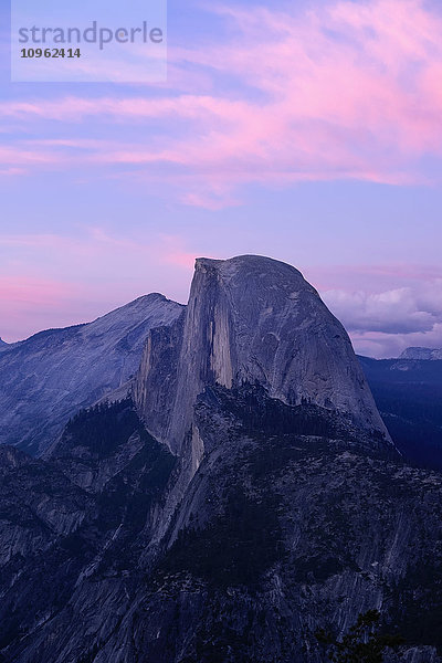 Sonnenuntergang am Half Dome vom Glacier Point aus gesehen  Yosemite National Park; Kalifornien  Vereinigte Staaten von Amerika'.