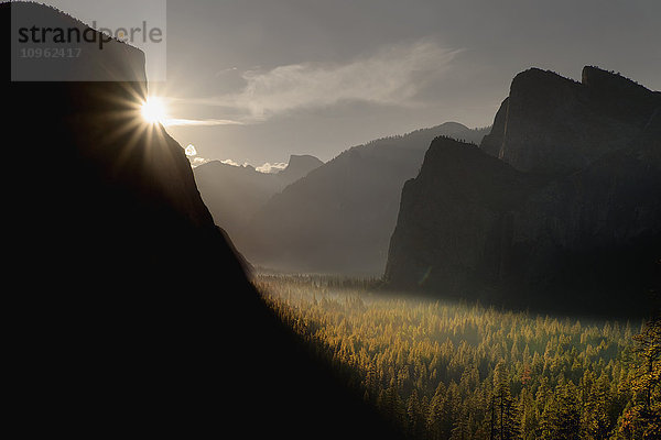 Sonnenaufgang am Tunnel View  Yosemite National Park; Kalifornien  Vereinigte Staaten von Amerika'.