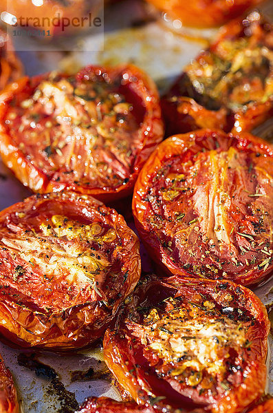Nahaufnahme von sonnengetrockneten Tomaten auf einem Backblech mit Kräutern; Calgary  Alberta  Kanada'.