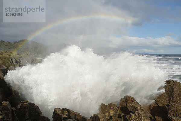 Punakaiki Blowholes mit einem Regenbogen  Westküste der Südinsel; Neuseeland'.