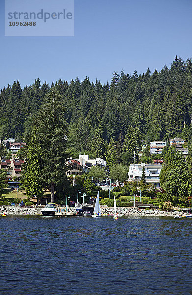Blick auf Deep Cove von Burrard Inlet  Nord-Vancouver; Vancouver  British Columbia  Kanada'.