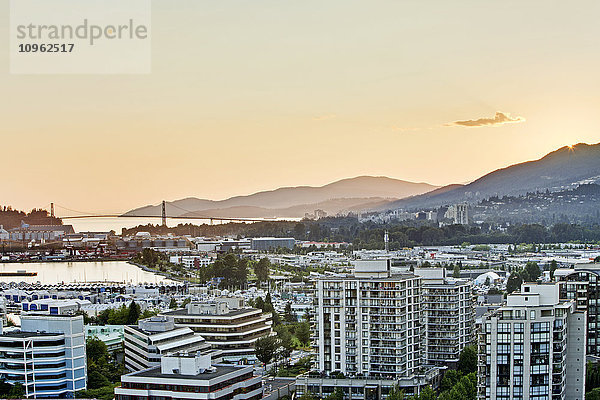 Blick nach Westen in Richtung West Vancouver  Bowen Island und die Lions Gate Bridge in der späten Nachmittagssonne in North Vancouver; Vancouver  British Columbia  Kanada'.