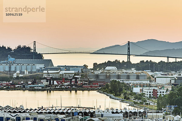 Blick nach Westen in Richtung West Vancouver  Bowen Island und die Lions Gate Bridge in der späten Nachmittagssonne in North Vancouver; Vancouver  British Columbia  Kanada'.