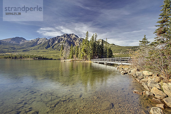 Pyramid Lake ist ein nierenförmiger See im Jasper-Nationalpark  der am Fuße des Pyramid Mountain liegt; Alberta  Kanada'