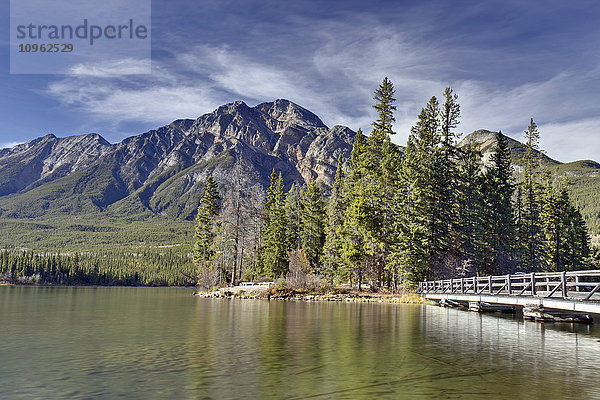 Pyramid Lake ist ein nierenförmiger See im Jasper-Nationalpark  der am Fuße des Pyramid Mountain liegt; Alberta  Kanada'