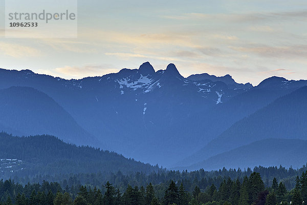 Die Löwen  berühmte Gipfel in den North Shore Mountains; British Columbia  Kanada'.