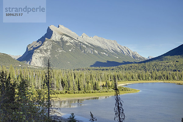 Die Vermilion-Seen sind eine Reihe von Seen unmittelbar westlich von Banff  Alberta  in den kanadischen Rocky Mountains; Alberta  Kanada.