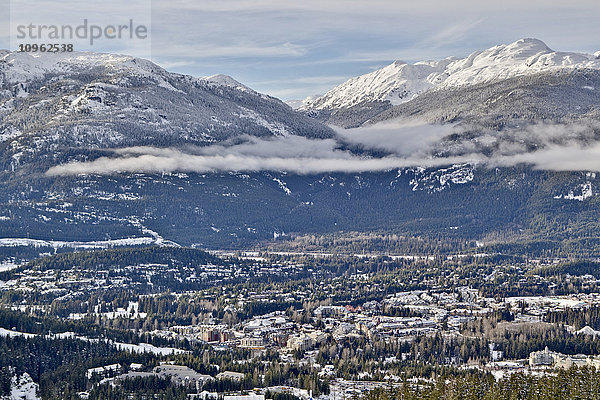 Blick auf das Dorf Whistler und das Whistler-Tal vom Blackcomb Mountain aus. Rainbow Mountain und Sproat Mountain in der Ferne; Whistler  British Columbia  Kanada'.