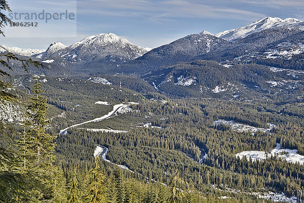 Blick vom Callaghan Valley auf die Straße zum Whistler Olympic Park; Whistler  British Columbia  Kanada