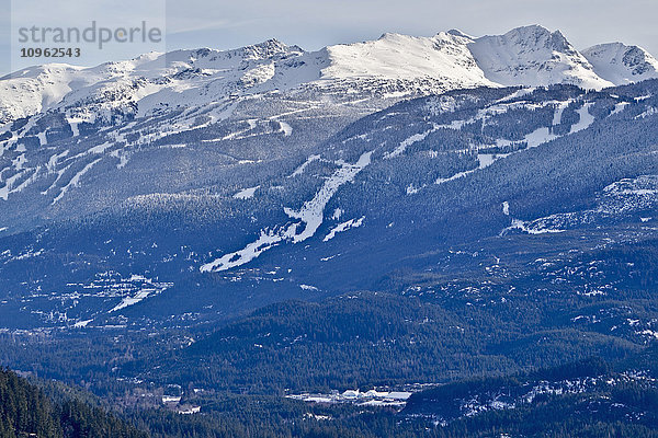 Blick auf Blackcomb und Whistler Mountain vom Gipfel des Sproat Mountain bei Whistler; British Columbia  Kanada'.