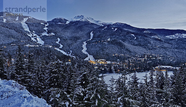 Abenddämmerung auf dem Whistler Mountain am Ufer des Whistler; Whistler  British Columbia  Kanada'.