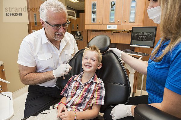 Ein kleiner Junge bei einer zahnärztlichen Untersuchung; Edmonton  Alberta  Kanada