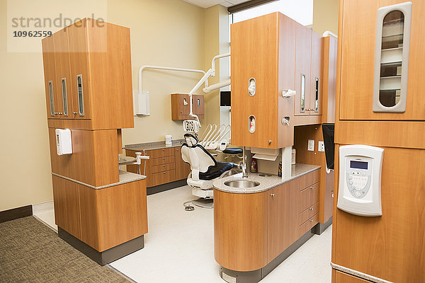 Untersuchungsraum in einer modernen Zahnklinik; Edmonton  Alberta  Kanada'.