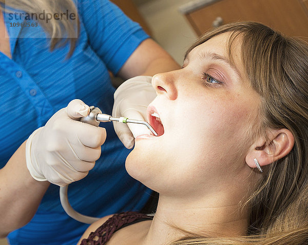 Zahnmedizinische Fachangestellte bei der Behandlung einer Patientin; Edmonton  Alberta  Kanada'.