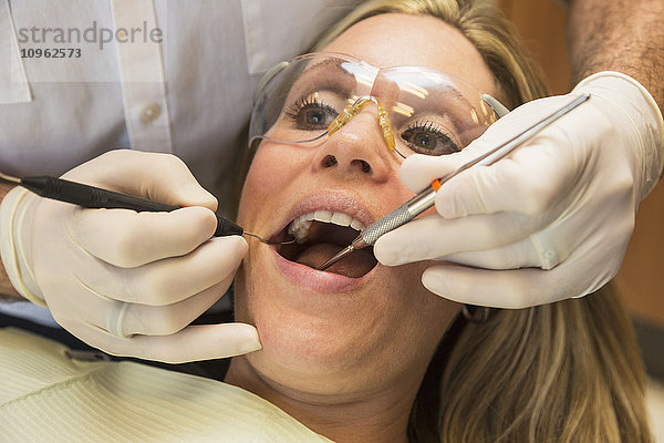 Weiblicher Patient bei einem Zahnarzttermin; Edmonton  Alberta  Kanada'.