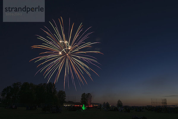 Das Feuerwerk am Ende des Tages zur Feier des Pitt Meadows Day; Pitt Meadows  British Columbia  Kanada