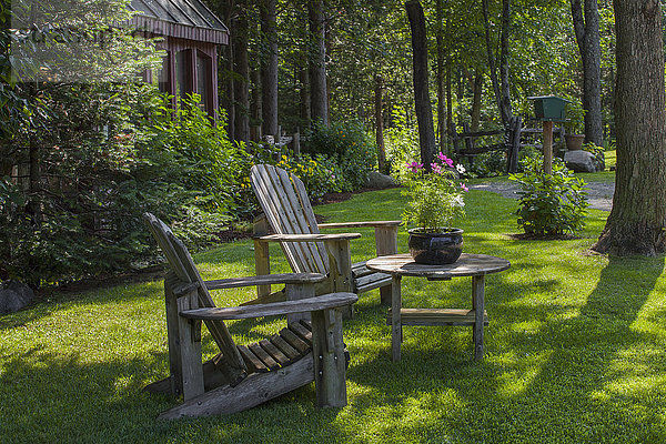 Adirondack-Stühle und Blumentopf; Knowlton  Quebec  Kanada'.