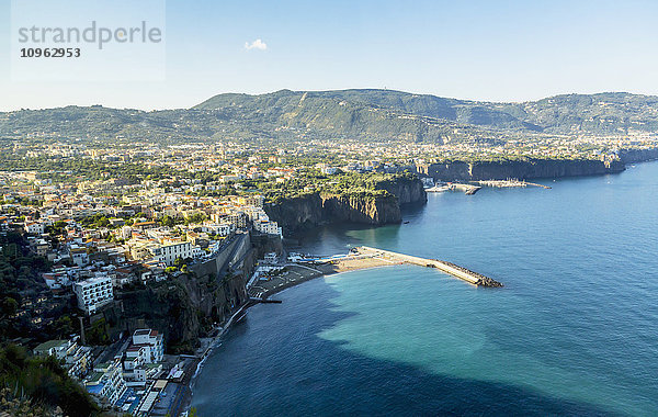 Blick auf die weite Landschaft  die Stadt und das Mittelmeer von der Küstenstraße von Sorento  Italien  an der Amalfiküste; Sorento  Provinz Salerno  Italien'.