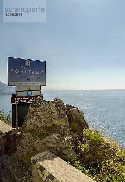 Autobahnschild an der Amalfiküste  das die Einfahrt zum beliebten Dorf Positano anzeigt; Positano  Kampanien  Italien'.