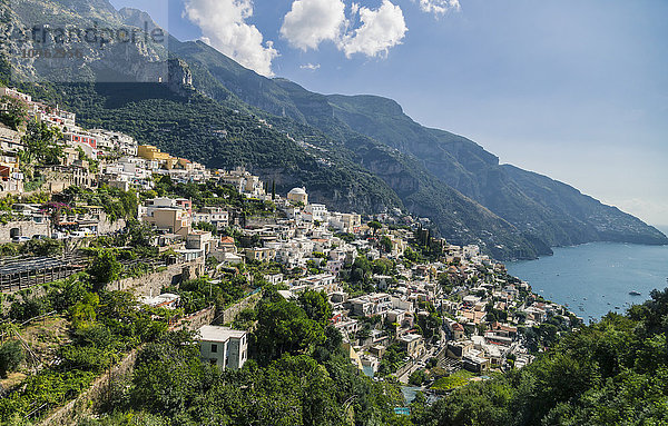 Die Stadt Positano an der malerischen Amalfiküste in Italien mit Blick auf das Mittelmeer  historische Bergdörfer und alte Architektur; Positano  Kampanien  Provinz Salerno  Italien'.