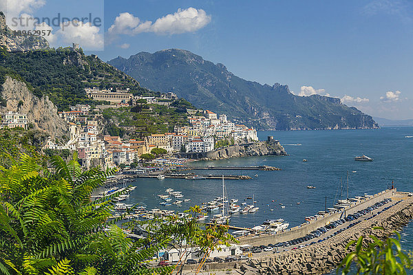 Ein Blick auf die Stadt Amalfi und das Mittelmeer auf der malerischen Amalfiküste in Italien; Amalfi  Provinz Solerno  Italien