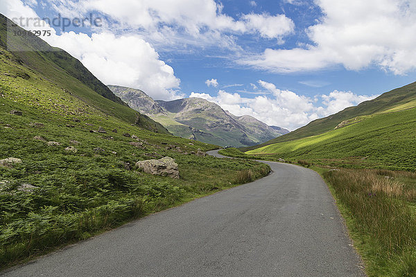 Eine asphaltierte Straße durch die Berge; Cumbria  England'.