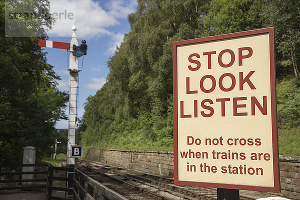 Zeichen der Vorsicht entlang der Bahngleise; Ainthorpe  North Yorkshire  England