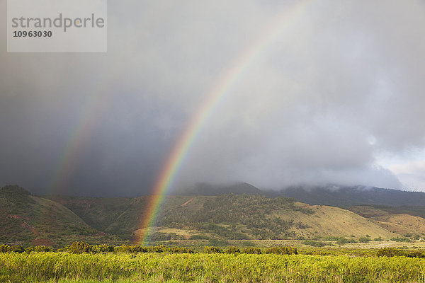 Ein dramatischer Regenbogen auf Mt. Lanai hale; Lanai  Hawaii  Vereinigte Staaten von Amerika'.