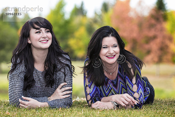 Mutter und Tochter verbringen Zeit miteinander in einem Stadtpark im Herbst; St. Albert  Alberta  Kanada'.