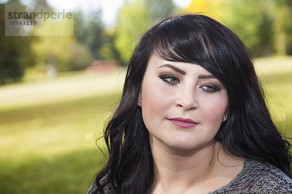 Porträt einer schönen jungen Frau im Freien in einem Park im Herbst; St. Albert  Alberta  Kanada