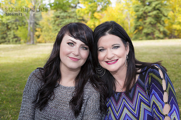 Porträt einer Mutter und ihrer Tochter  die im Herbst in einem Stadtpark Zeit miteinander verbringen; St. Albert  Alberta  Kanada'.