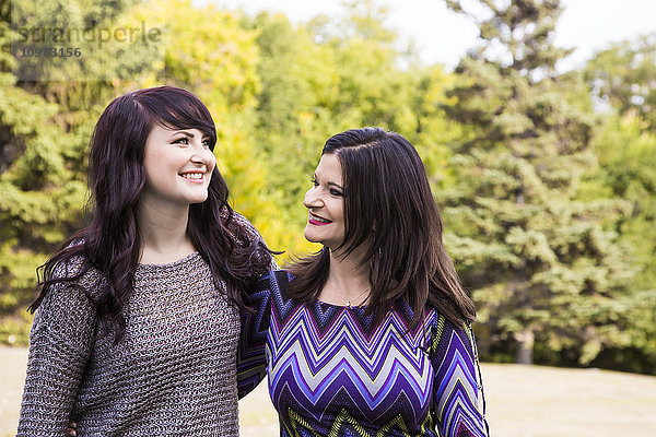 Mutter und Tochter verbringen viel Zeit miteinander in einem Park im Herbst; St. Albert  Alberta  Kanada