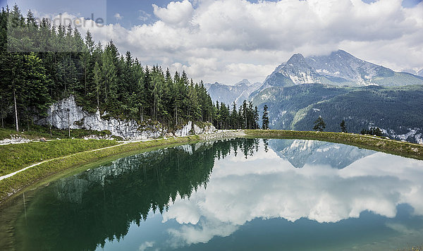Berg und Wald spiegeln sich in einem See und einem Wanderweg um den See; Berchtesgadener Land  Bayern  Deutschland'.