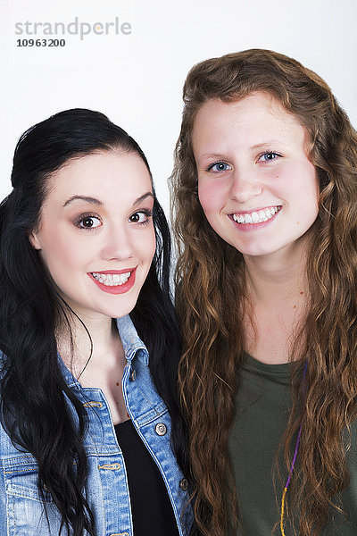 Porträt von zwei jungen Frauen mit übertriebenem Lächeln; Alberta  Kanada