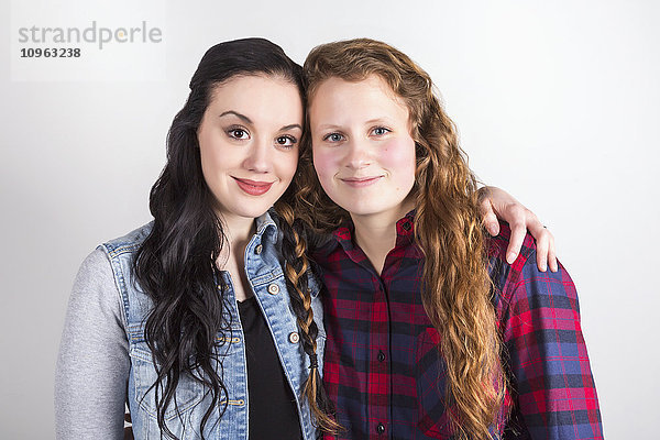 Atelierporträt von zwei jungen Frauen mit geflochtenem Haar; Alberta  Kanada