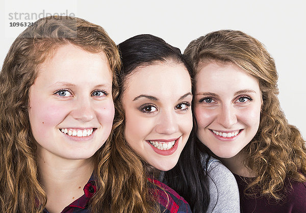Porträt von drei jungen Frauen auf weißem Hintergrund; Alberta  Kanada'.