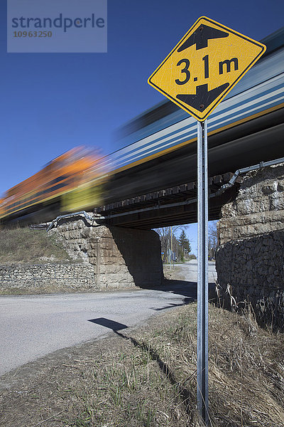 Güterzug beim Überqueren einer kleinen Brücke  Crewson's Corners  nahe Acton; Ontario  Kanada'.