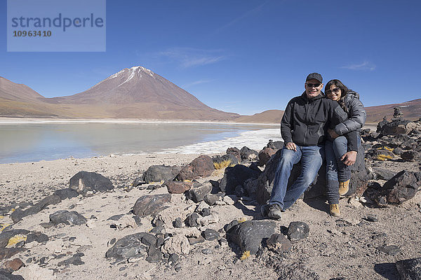 Ehepaar am Ufer der Laguna Verde  einem Salzsee an der chilenischen Grenze; Bolivien'.