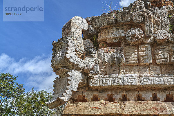 Schlangenkopf mit menschlichem Gesicht  Der Palast  Labna  Maya-Ruinen; Yucatan  Mexiko'.