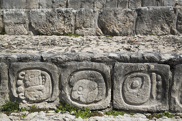 In Stein gehauene Hieroglyphen  Struktur der fünf Stockwerke (Pisos)  archäologische Stätte der Maya in Edzna; Campeche  Mexiko'.