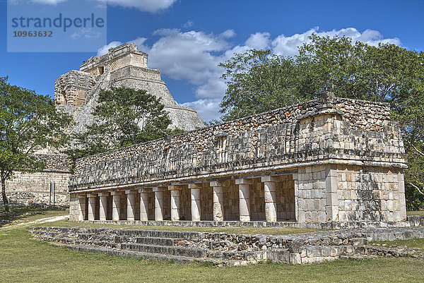 Säulengebäude (Vordergrund)  Pyramide des Magiers (Hintergrund)  Uxmal; Yucatan  Mexiko'.
