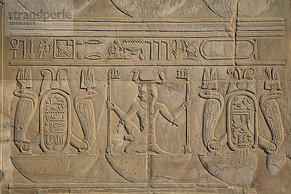 Basreliefs an den Wänden  Tempel von Haroeris und Sobeck; Kom Ombo  Ägypten'.
